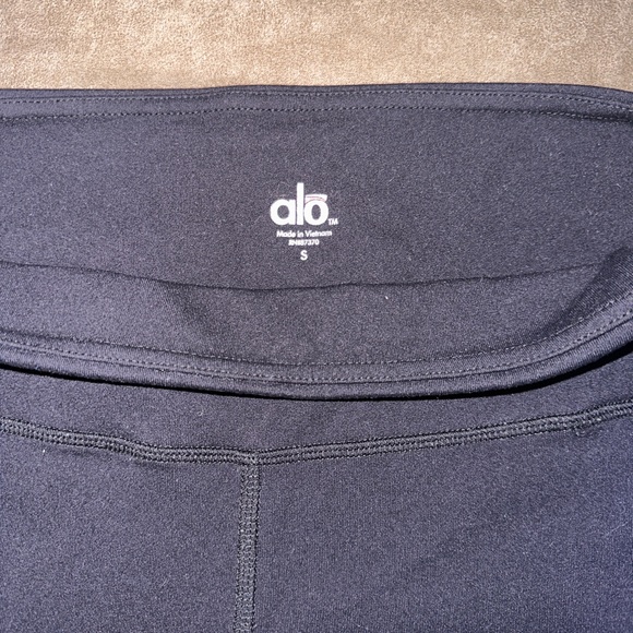 ALO Yoga Black Leggings With Blue Stripe Low Rise Ankle Size Small EUC - Picture 3 of 3